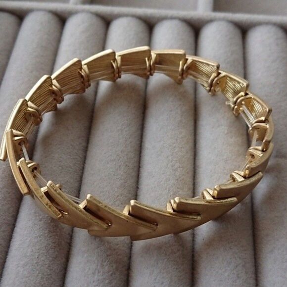 Macy's Triangle Elastic Metal Link bracelet - Picture 1 of 7